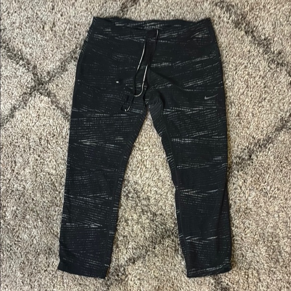 Nike Black Dri-Fit Running Leggings for Ultimate Comfort - Capri Length - Picture 1 of 4